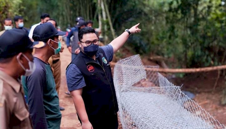 Bupati Kediri meninjau lokasi banjir dan tanah longsor di Mojo Kediri/Ist