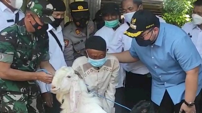 Bupati Kediri berikan bantuan kambing pada Mbah Katimin