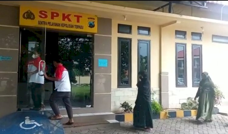 Pegiat antikorupsi dan warga mendatangi SPKT Polres Probolinggo. /Ist