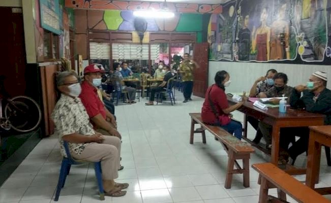 Pelayanan malam di Balai RW 3 Kelurahan Putat Jaya, Sawahan/RMOLJatim