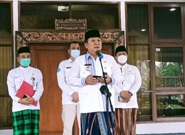 Bupati Jember Hendy Siswanto saat saat memberikan keterangan pers terkait pemberhentian tidak hormat Bagus Wantoro/RMOLJatim