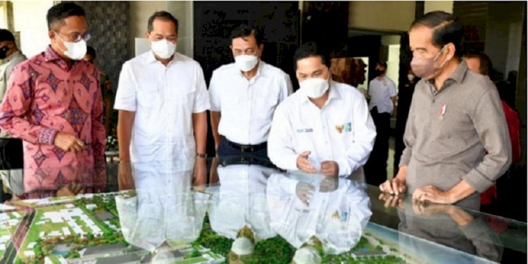 Jokowi bersama Erick Thohir, Luhut saat melihat miniatur Bali International Hospital (BIH)/Disway