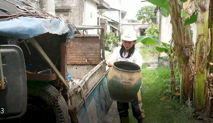Devi Rosyida Ariyani saat memungut sampah dari kampung ke kampung/RMOLJatim