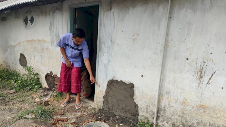 Korban saat menunjukkan lubang yang di Jebol oleh Maling