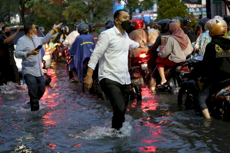 Wali Kita Eri saat mengatur lalin di Kota Pahlawan mengalami genangan air/RMOLJatim