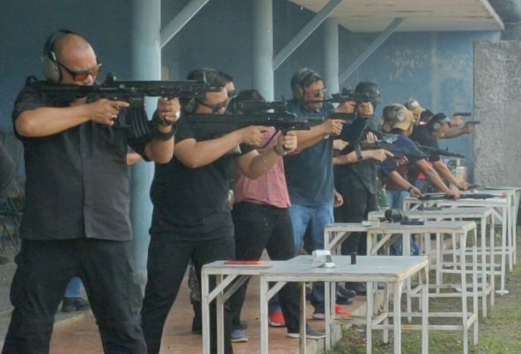Ketua SAKTI, Aulia Rahman (Begal) bersama Anggotanya saat latihan menembak/RMOLJatim