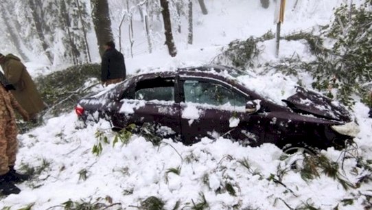 Ribuan mobil terjebak di tengah salju tebal di resor Murree Hills Pakistan/Net