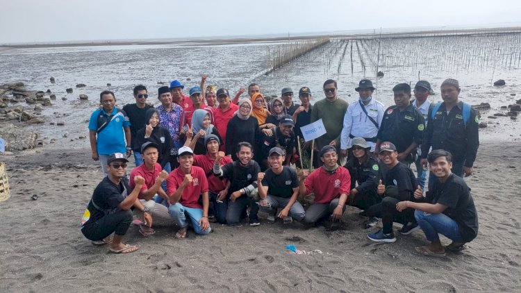 Para pemuda usai melakukan penanaman pohon Cemara laut di Pantai Pesona. /RMOLJatim