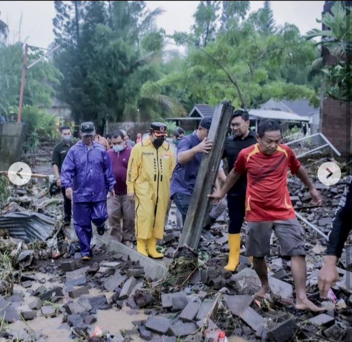 Bupati Hendy, saat meninjau lokasi Terdampak di kelurahan Mangli Kaliwates.