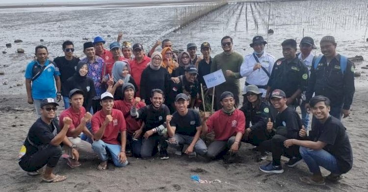 Para pemuda usai melakukan penanaman pohon Cemara laut di Pantai Pesona/RMOLJatim