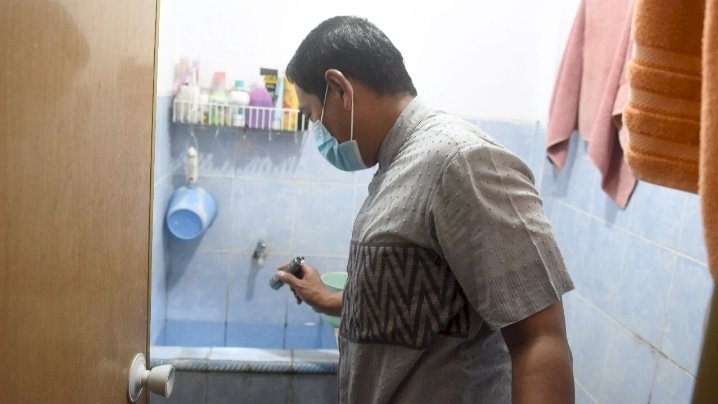 Walikota Kediri, melihat kebersihan kamar mandi warga