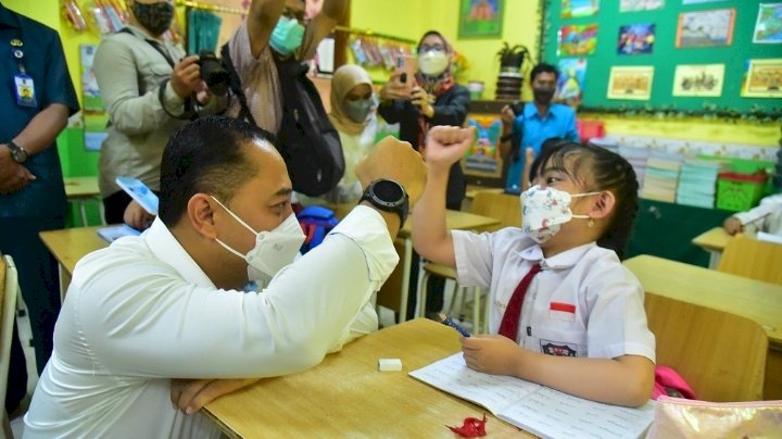 Wali Kota Eri saat meninjau PTM di SDN Embong Kaliasin 1 Surabaya/RMOLJatim