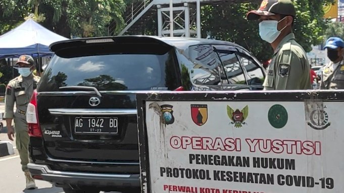 Petugas Gabungan menggelar operasi yustisi, antisipasi varian Omicron