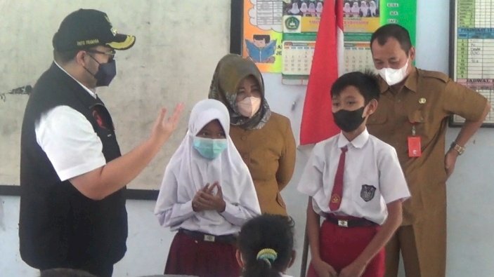 Bupati Kediri, didampingi siswa