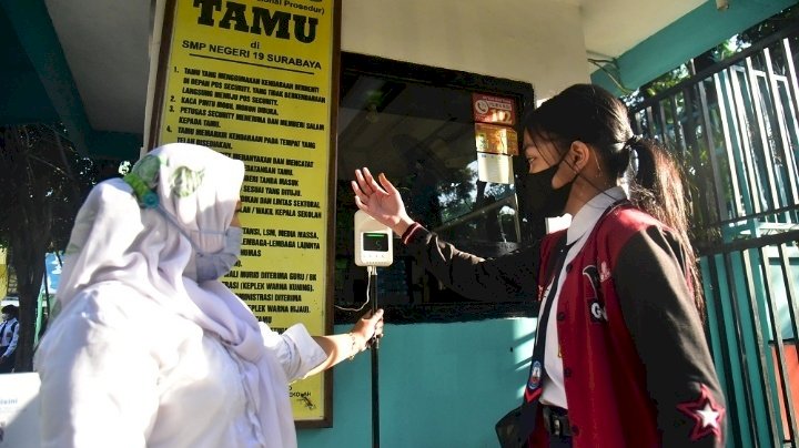 Siswa SMP Negeri 19 menerapkan protokol kesehtan saat masuk sekolah/RMOLJatim