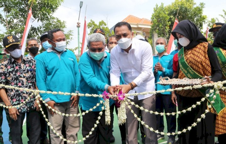 Wali Kota Eri meresmikan lapangan olahraga di Perumahan Griya Citra Asri RW 07 Kelurahan Sememi, Kecamatan Benowo, Surabaya/ist