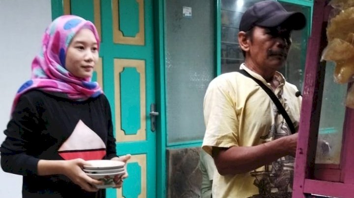 Aktifitas Ellyana Intan Ningtyas saat membantu ayahnya menjual bakso di di kawasan Wonocolo, Surabaya/Ist