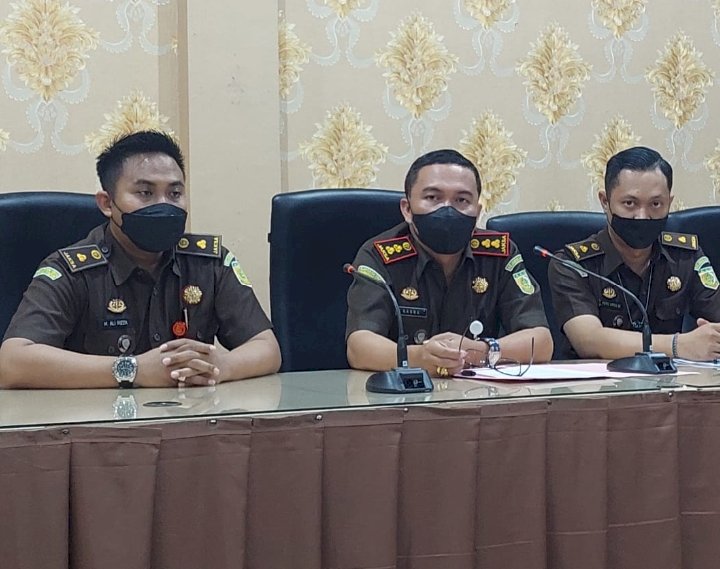Kajari Tanjung Perak, I Ketut Kasna Dedi, SH, MH (Tengah) bersama Kasi Intelijen, I Putu Arya Wibisana, SH, MH (Kanan) dan Kasi Pidsus, M Ali Riza, SH, MH (Kiri)saat menggelar press rilis penahanan tersangka kredit macet Bank Mandiri di Aula Kejari Tanjung Perak, Selasa (11/1)./RMOLJatim