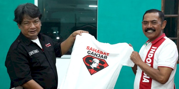 Mantan Walikota Solo, FX Hadi Rudyatmo menerima kaos Sahabat Ganjar/Ist