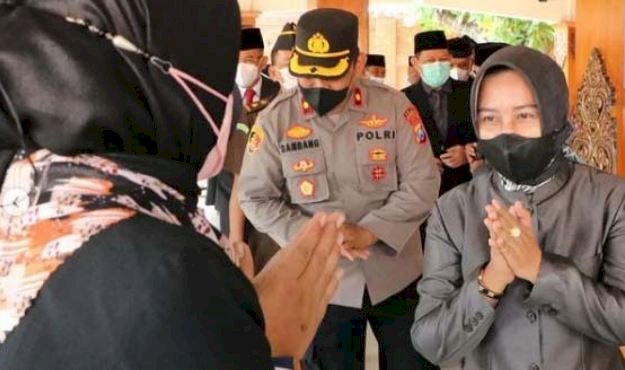 Wali Kota Mojokerto, Ning Ita memberi ucapan selamat usai pengambilan sumpah dan pelantikan 28 pejabat di Pendopo Sabha Kridha Tama Rumah Rakyat Kota Mojokerto/ist