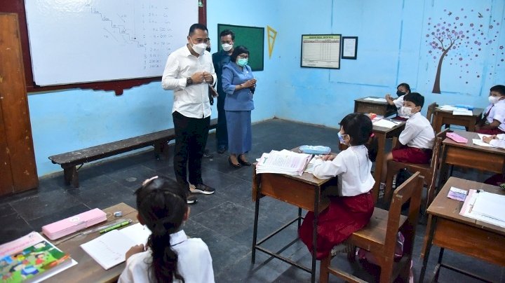 Wali Kota Eri saat sidak PTM di SDN Embong Kaliasin/RMOLJatim