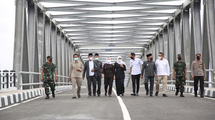 Gubernur Khofifah saat meresmikan Jembatan TBT/Ist