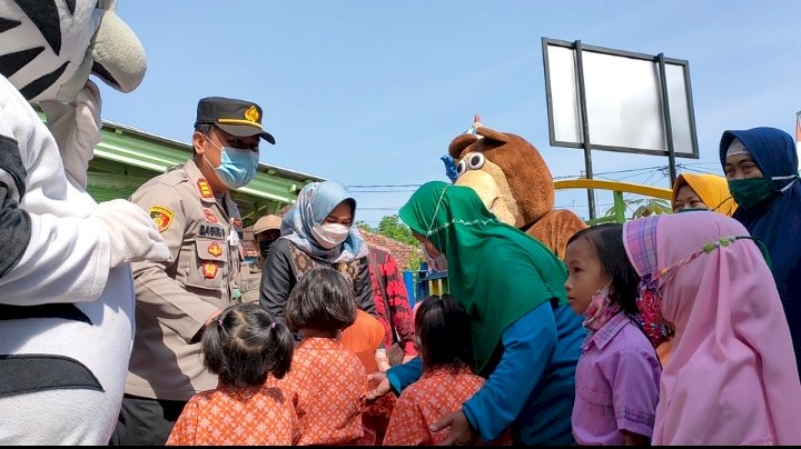 Para badut saat menghibur para siswa untuk divaksin di TK PKK Lestari Desa Kalisalam Kecamatan Dringu Kabupaten Probolinggo. /RMOLJatim