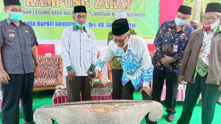 Bupati Bondowoso menabuh kentongan tradisional sebagai peresmian kampung zakat/RMOLJatim