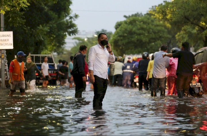 Wali Kota Eri mengatur lalin saat Surabaya pusat dikepung banjir/RMOLJatim