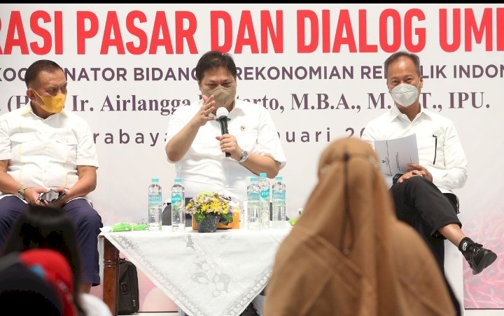 Menko Airlangga berdialog dengan pedagang di pasar Wonokromo Surabaya/RMOLJatim