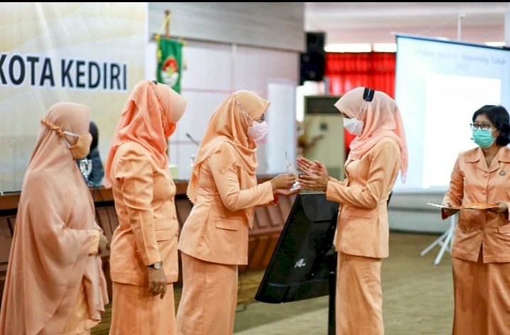 Dharma Wanita Persatuan Unit Pelaksana (DWP UP) Dinas Komunikasi dan Informatika Kota Kediri raih penghargaan.