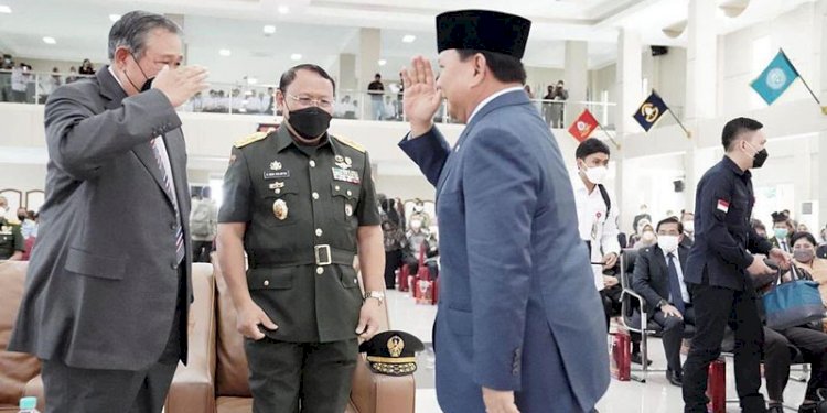 Prabowo Subianto dan SBY saling hormat saat bertemu di acara penganugerahan Profesor Kehormatan untuk Terawan Agus Putranto/Net