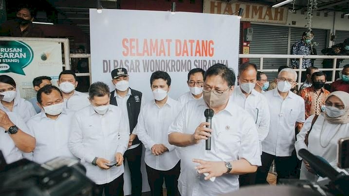 Wali Kota Surabaya Eri dampingi Menko Perekonomian Airlangga Hartarto sidak di pasar Wonokromo/RMOLJatim