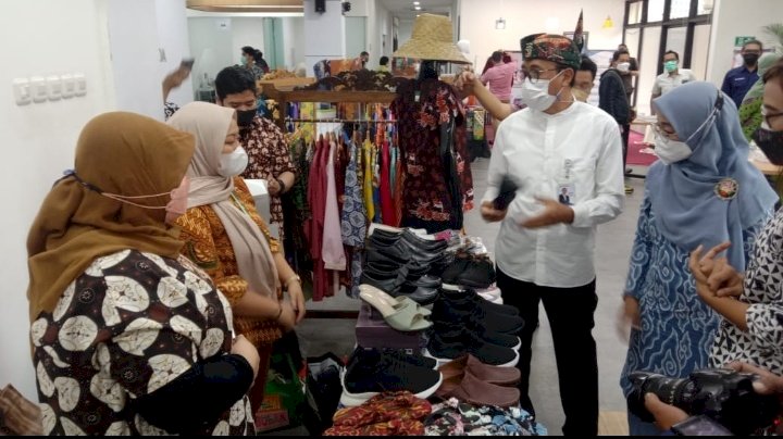 Dirut PDAM Surya Sembada Kota Surabaya Arief Wisnu meninjau produk UMKM Surabaya/RMOLJatim