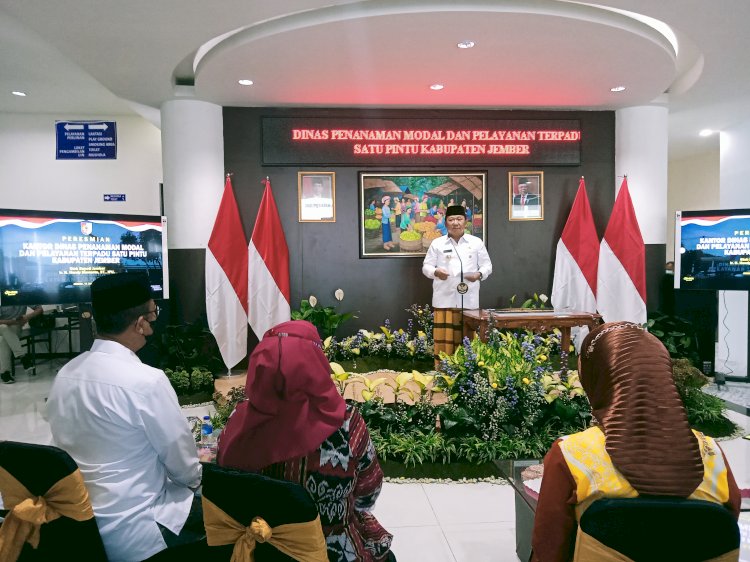 Bupati Jember Hendy Siswanto saat meresmikan kantor DPM PTSP Pemkab Jember/RMOLJatim