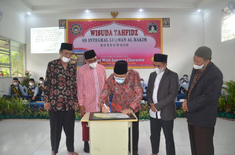 Wabup Bondowoso (tengah) bersama pengurus yayasan Al Fajri/Istt