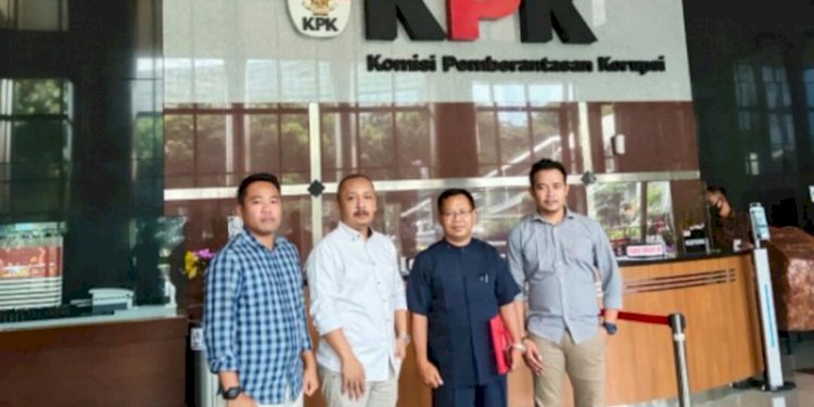 Tim Lembaga Pencegahan Korupsi dan Pungli (PKP) yang diketuai Ketua Jawa Tengah-DIY Suyana (memegang berkas) usai melaporkan dugaan korupsi 3 kepala daerah Jateng ke KPK Jakarta/Ist