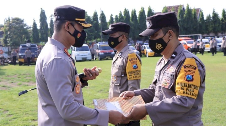 Penyerahan penghargaan kepada tiga bhabinkamtibmas di lapangan Tri Brata polres Madiun/ist.