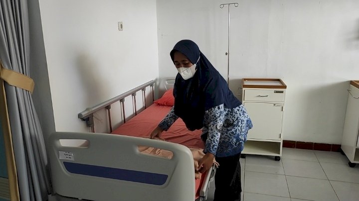 Petugas menata tempat tidur ruang pasien Covid-19