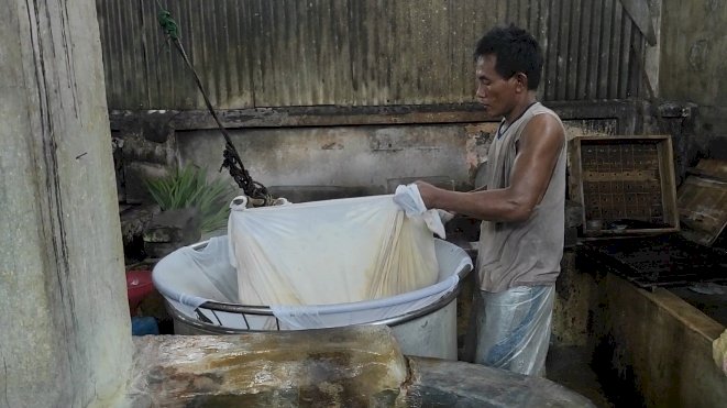 Proses pembuatan tahu di Sentra Kampung Tahu Kota Kediri