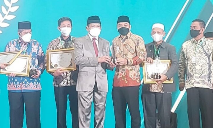 Wali Kota Eri menerima anugerah Badan Amil Zakat Nasional (BAZNAS) Award 2022/ist