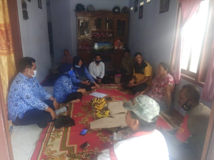 Petugas Disnaker Kabupaten Jember, saat berkunjung ke rumah Korban kecelakaan kapal speed boat di Desa Sukamakmur Kecamatan Ajung.