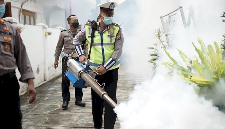 Anggota Satlantas Polres Ponorogo melakukan fooging di lingkungan Mapolres Ponorogo/Satlantas Polres Ponorogo