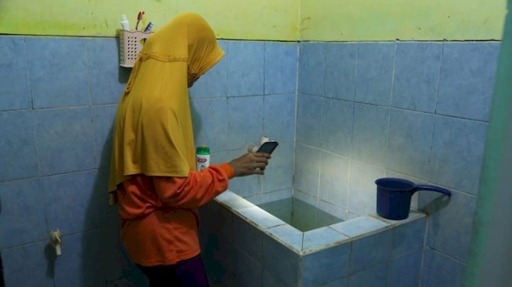 Petugas bimantik memeriksa bak kamar mandi warga/Ist