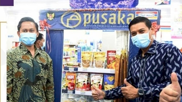 Walikota Kediri melihat produk UMKM Kota Kediri