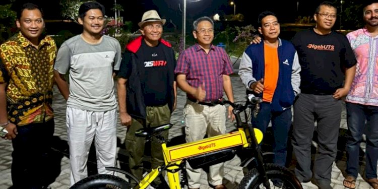 Disway bersama Gubernur NTB dan tim UTS berfoto dengan sepeda listrik NgebUTS/Disway