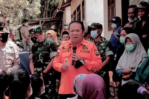 Bupati Jember Hendy Siswanto bersama Forkopimda saat meninjau kondisi warga desa dan Jembatan Klungkung/Ist