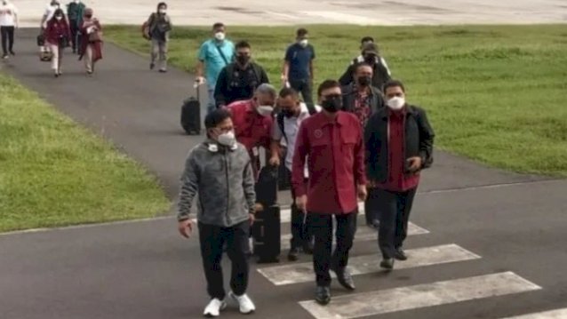 Ketum PKB, Gus Muhaimin bersama Menpan RB Cahyo Kumolo beserta rombongan sesaat setelah landing di Bandara Banyuwangi Rabu (19/1) pagi tadi/ist