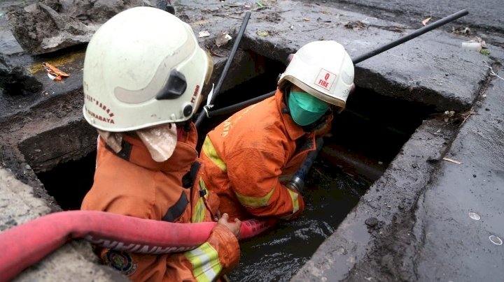 Petugas Dinas PMKP Kota Surabaya mengatasi genangan air/RMOLJatim