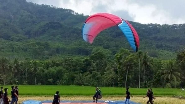 Atlet paralayang melakukan penerbangan perdana di Gunung Menyan, Kalibaru/ ist